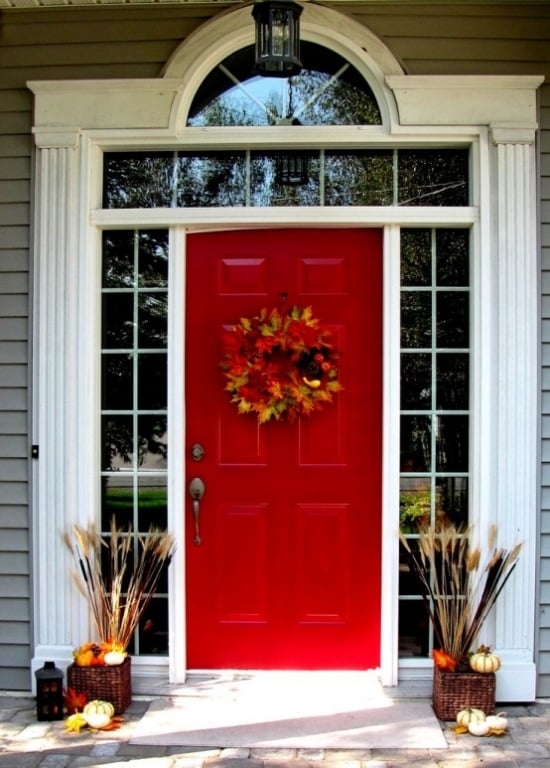 décoration-automne-porte-entrée-idées-couronne-porte-rouge-feuilles