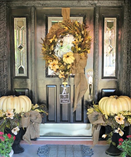 décoration-automne-porte-entrée-idées-couronne-ruban-citrouilles-fleurs