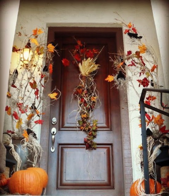décoration-automne-porte-entrée-idées-feuilles-automnales-citrouilles