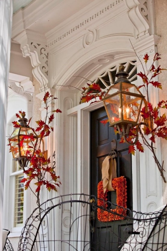 décoration-automne-porte-entrée-idées-feuilles-rouges-jaunes-lanternes