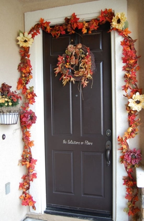 décoration-automne-porte-entrée-idées-guirlande-feuilles-automnales décoration d'automne