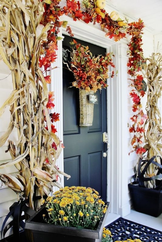 décoration-automne-porte-entrée-idées-guirlande-feuilles-plantes-sèches décoration d'automne