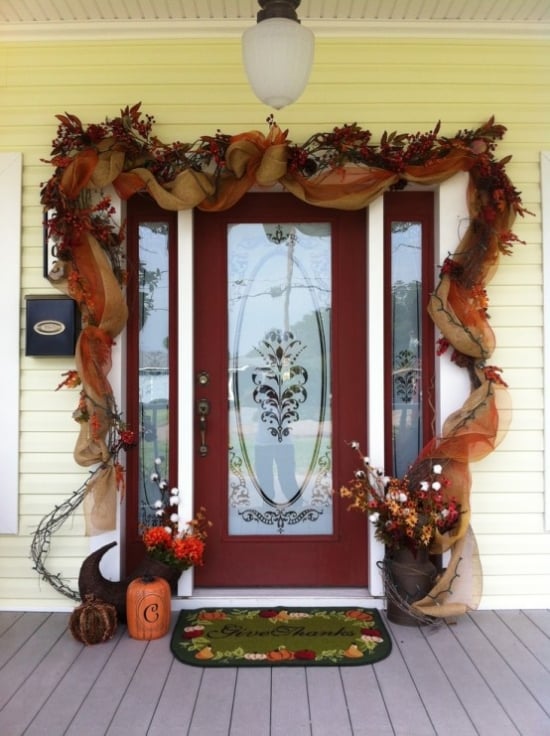 décoration-automne-porte-entrée-idées-guirlande-feuilles-ruban décoration d'automne