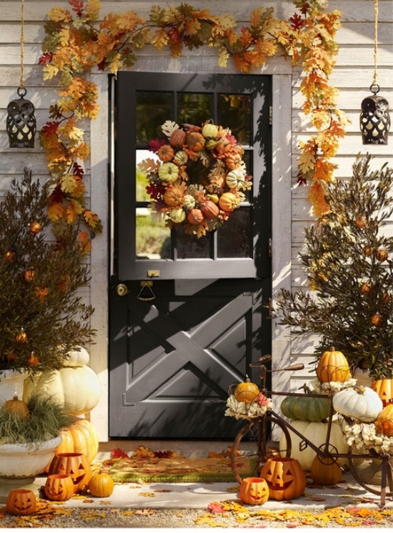 décoration-automne-porte-entrée-idées-guirlandes-feuilles-automnale décoration d'automnes-citrouilles