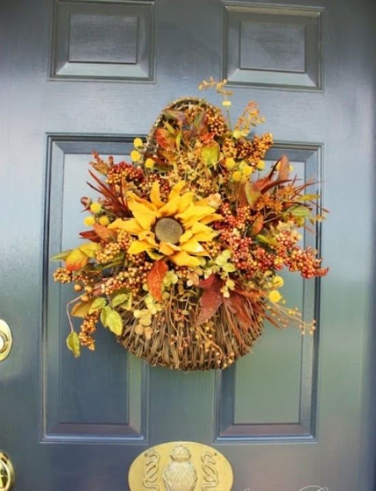 décoration-automne-porte-entrée-idées-panier-fleurs-plantes-jaunes