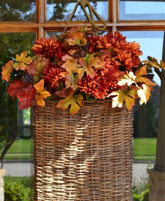 décoration-automne-porte-entrée-idées-panier-rotin-fleurs décoration d'automne