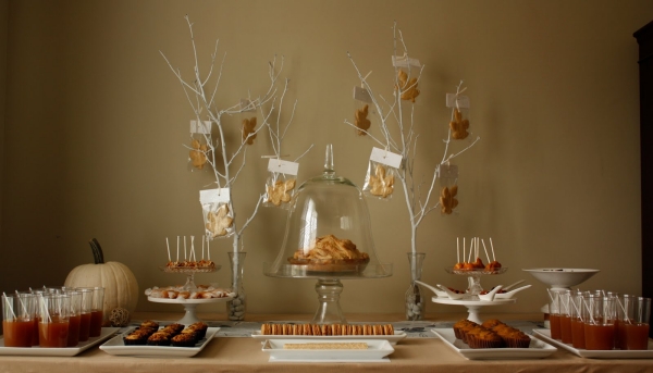 décoration-buffet-fête-automnale-branches-biscuits-feuilles-érable
