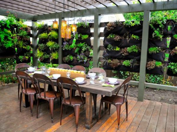 décoration-coin-repas-jardin-sous-pergola-mur-végétal