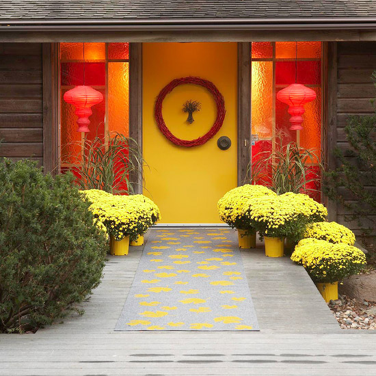 décoration-de-porte-d'entrée-couronne-pots-fleurs-jaunes