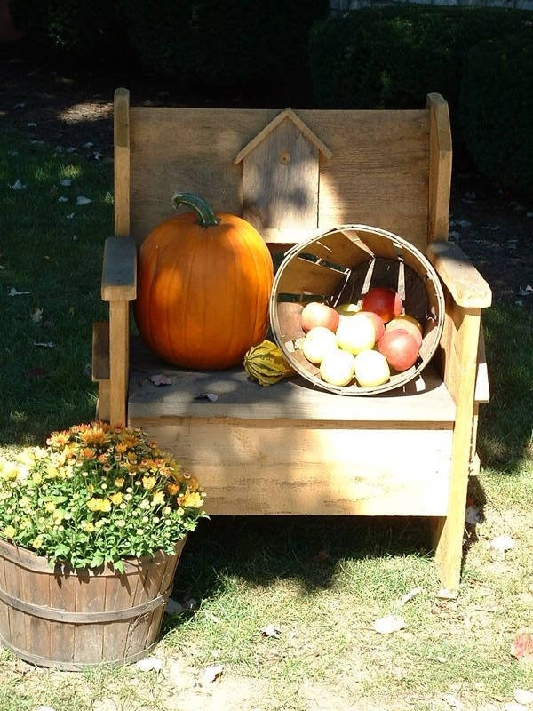 décoration-extérieur-automnale-idées-fauteuils-bois-citrouille-fruits décoration automnale