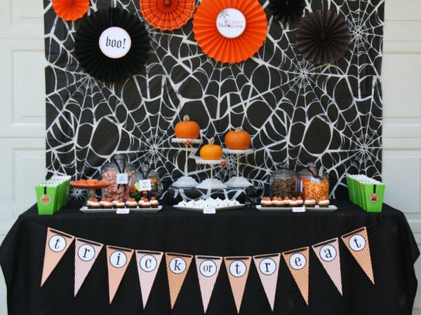 décoration-fête-Halloween-déco-papier-orange-noir-toiles-araignée déco pour la fête d'Halloween