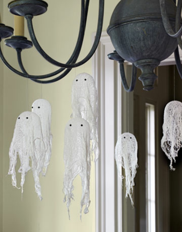 décoration-fête-Halloween-fantômes-blancs-suspendus déco pour la fête d'Halloween