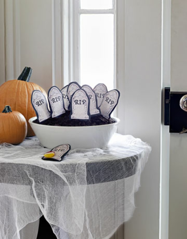 décoration-fête-Halloween-pierres-tombales-sucettes déco pour la fête d'Halloween