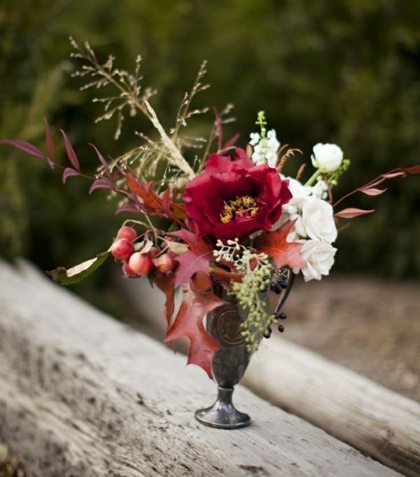 décoration-florale-belles-idées-fleurs-automne-bouquet-roses-feuilles-petit-vase