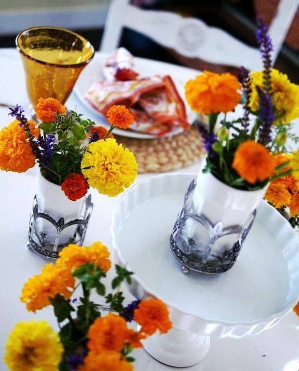 décoration-florale-belles-idées-fleurs-automne-orange-vases-originaux