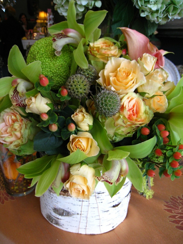 décoration-florale-belles-idées-fleurs-automne-roses-tronc-bouleau