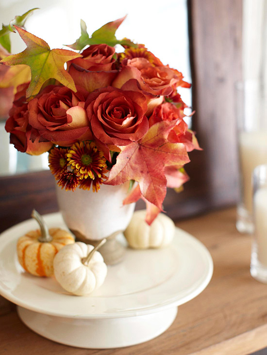 décoration-halloween-feuilles-sèches-roses-mini-citrouilles
