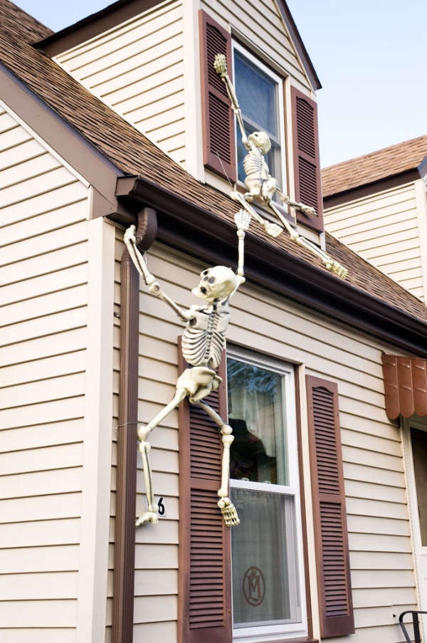 décoration de jardin Halloween squelettes-grimpants-façade-maison