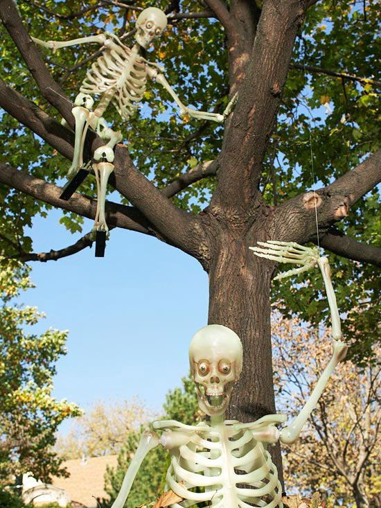 décoration de jardin Halloween squelettes-perchés-couronne-arbre