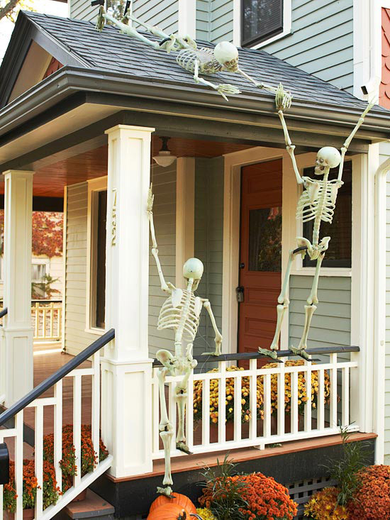 décoration de jardin Halloween squelettes-porche-montant-toit