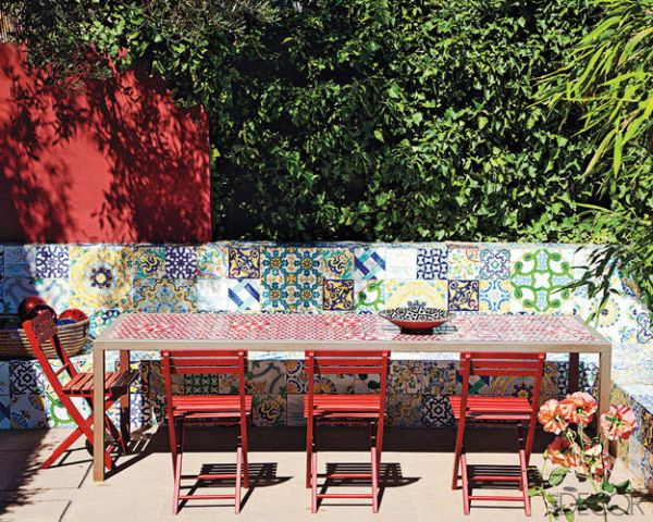 décoration de jardin coin-repas mur-mosaïque