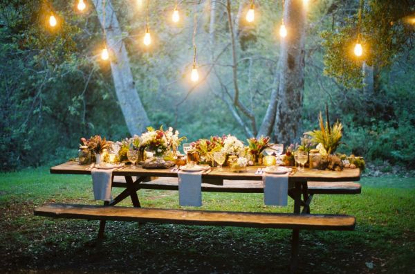 décoration de jardin coin-repas table-pleine-lumières
