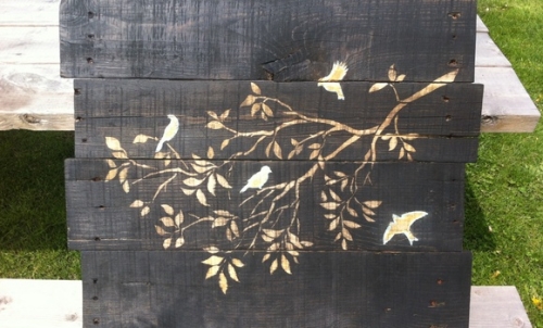 décoration-murale-panneau-palette-bois-pochoir-branche-oiseaux