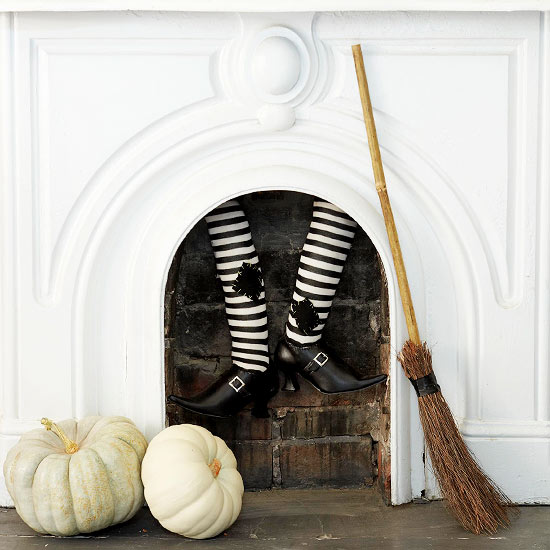 décoration originale Halloween sorcière coincée-cheminée