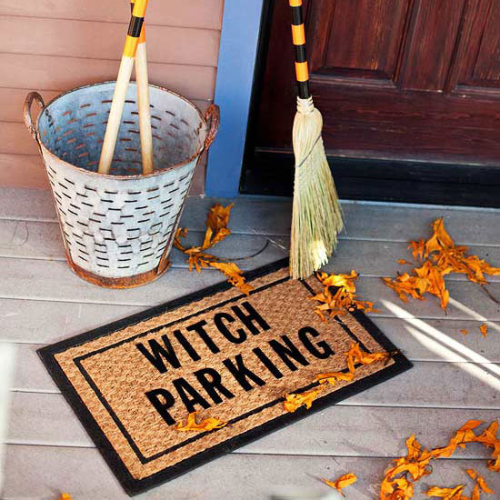 décoration originale Halloween parking balais sorcières