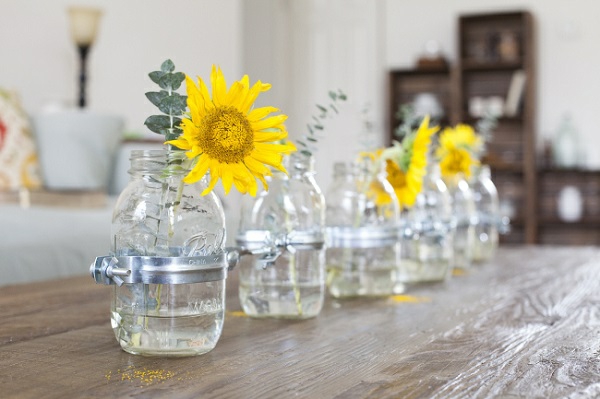 décoration-table-DIY-idées-élégantes-bouteilles-verre-fleurs-jaunes