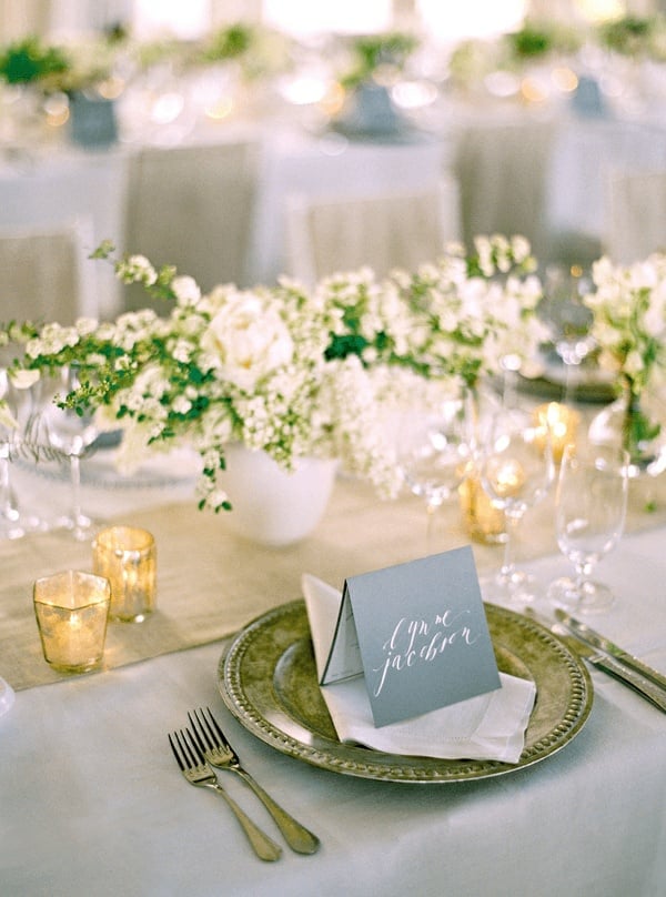 décoration-table-DIY-idées-élégantes-fleurs-blanches-bougies