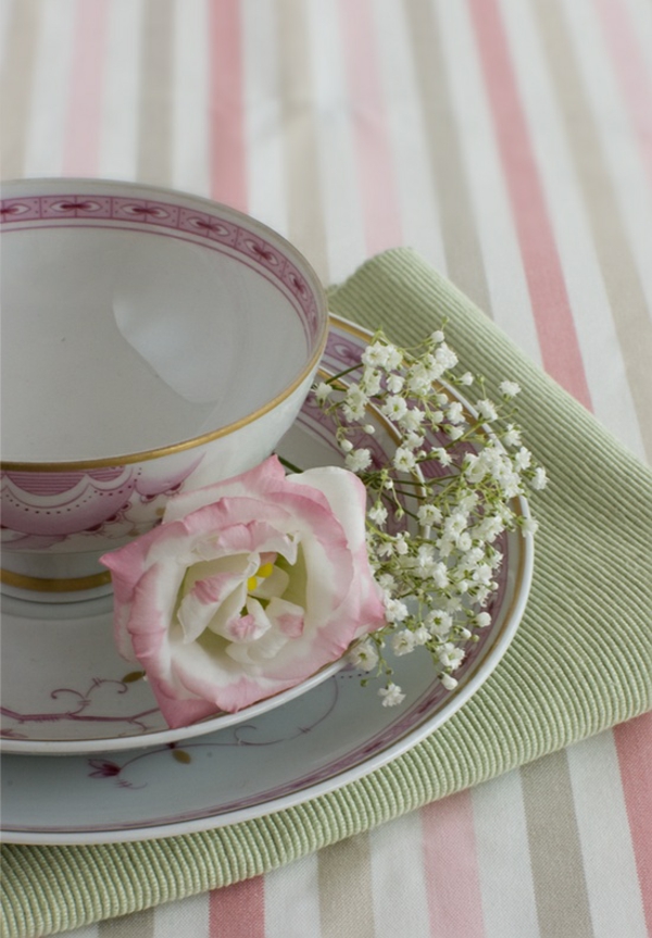 décoration-table-DIY-idées-élégantes-tasse-café-rose