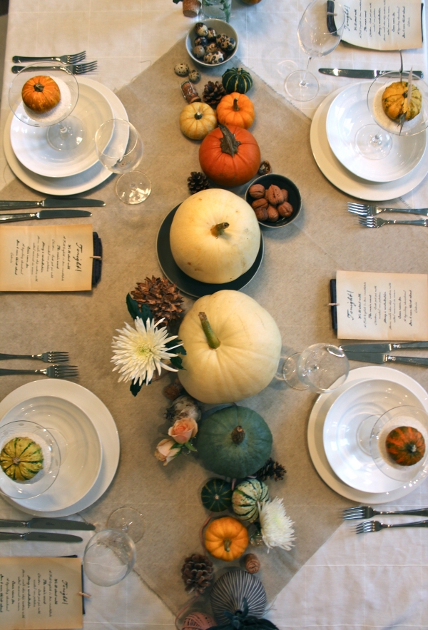 décoration de table automne plusieurs-citrouilles-couleurs-tailles