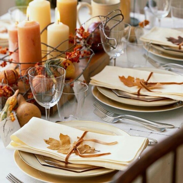 décoration-table-fête-automnale-ronds-serviettes-feuilles-bougies