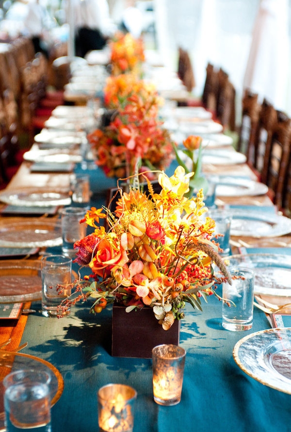 décoration-table-fête-automne-couleurs-chaudes-contraste-nappe-bleue