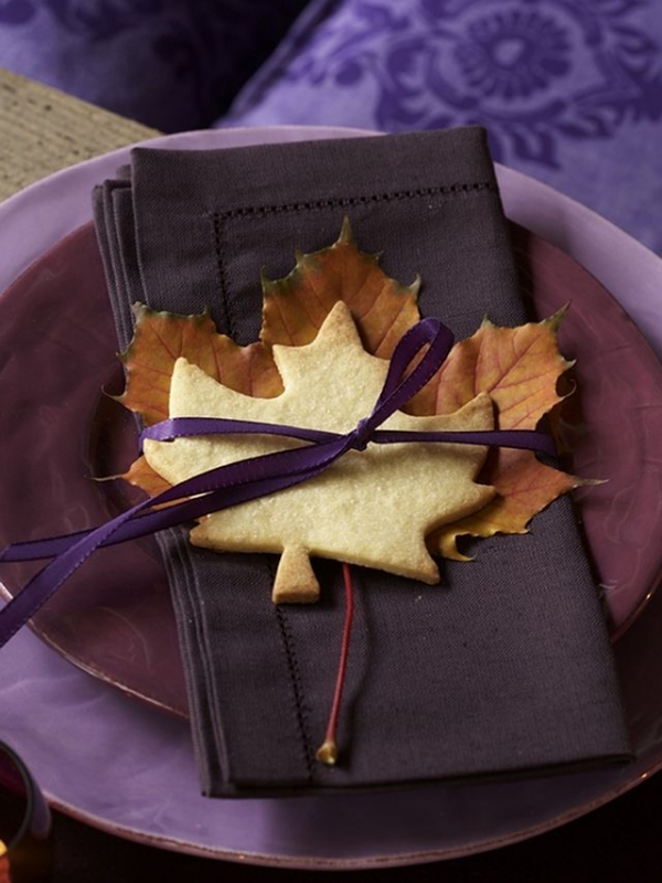 décoration de table fête automne-lilas-aubergine-prune-feuille