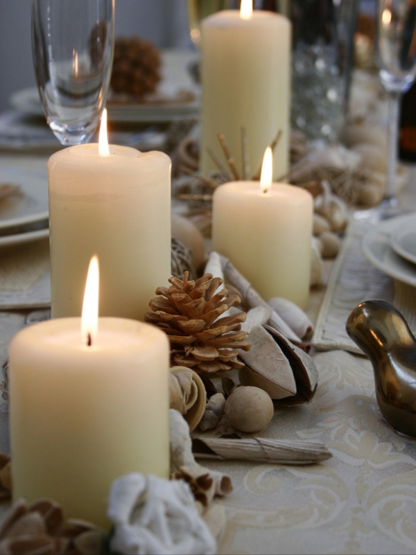 décoration-table-fête-formelle-bougies-blanches-pommes-pins