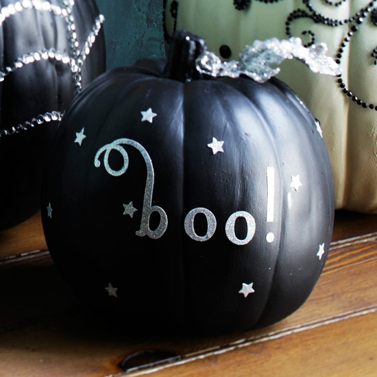 décorer-citrouille-Halloween-peinture-noire-inscription-bou