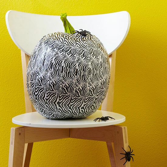 décorer la citrouille Halloween peinture-zebre-araignées