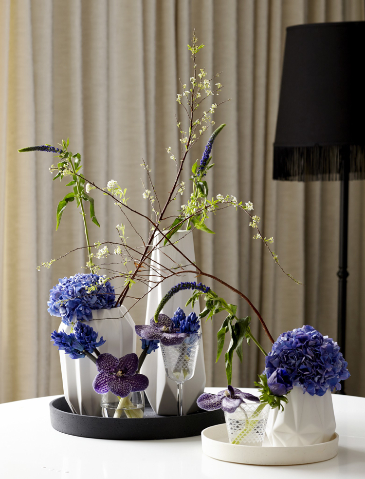 décoration de table -printanière-hortensia-bleu-orchidées-lilas-branches
