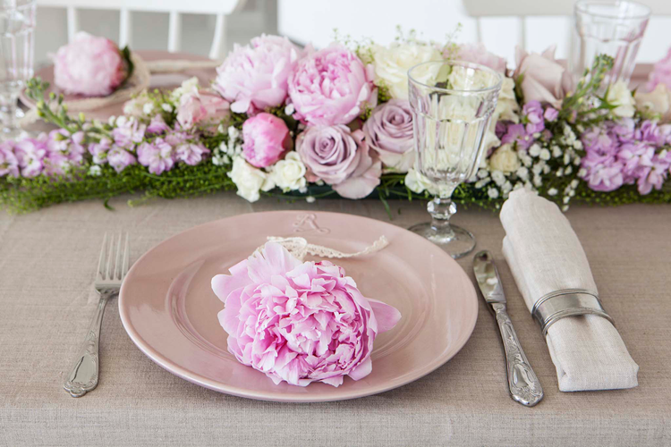 décoration de table -printanière-pivoines-roses-gypsophiles-verdure