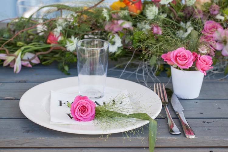 décoration de table -roses-rose-verdure-marguerites