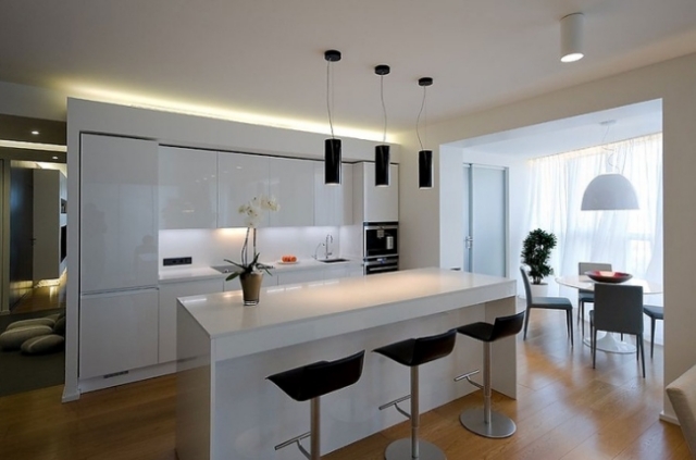 design-cuisine-moderne-chaises-noires-îlot-blanc