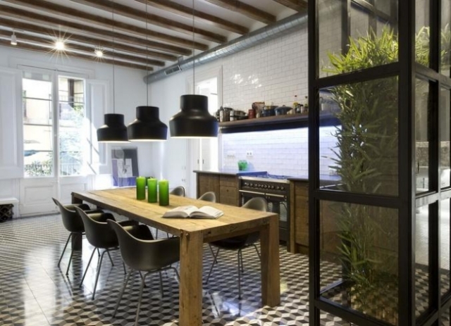 design-cuisine-moderne-table-bois-massive-jardin-vertical