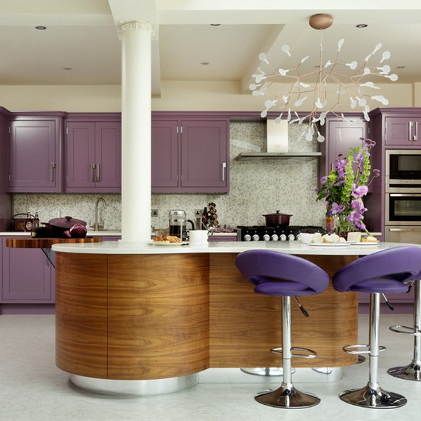 design-cuisine-moderne-îlot-bois-chaises-bar-lilas