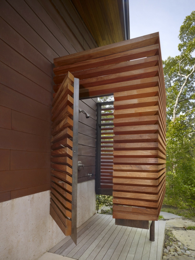 design-douche-jardin-idées-inspirantes-cabine-bois