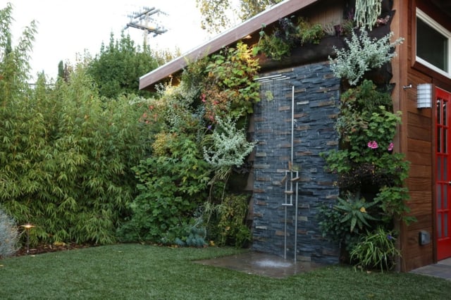 design-douche-jardin-idées-inspirantes-installer-mur-pierre-naturelle