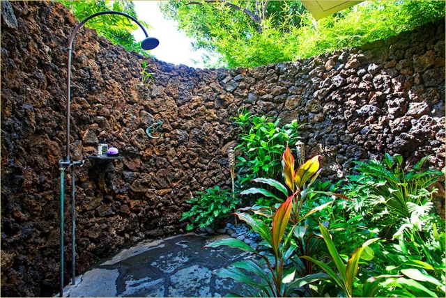 design-douche-jardin-idées-inspirantes-mur-pierre-naturelle