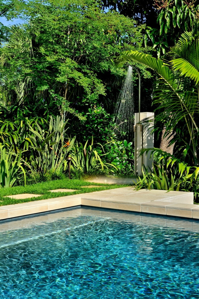 design-douche-jardin-idées-inspirantes-piscine