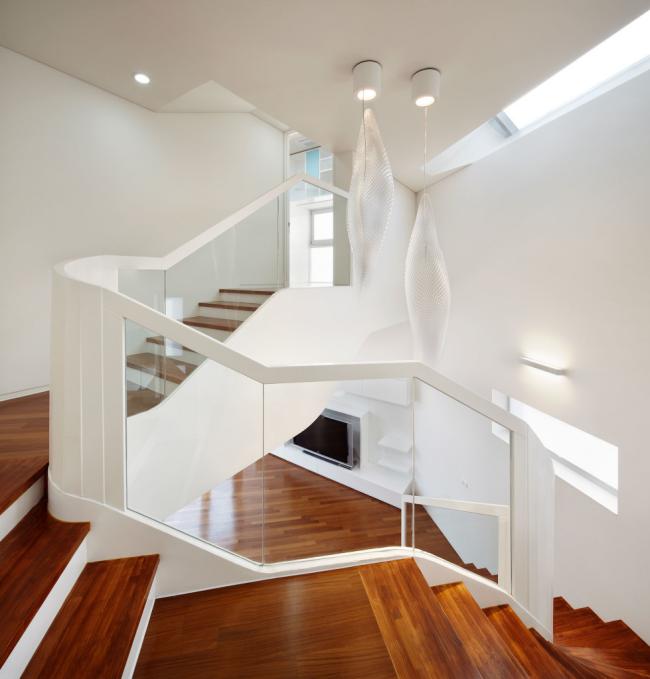 design-escalier-moderne-salon-bois-balustrade-transparente-cheminée